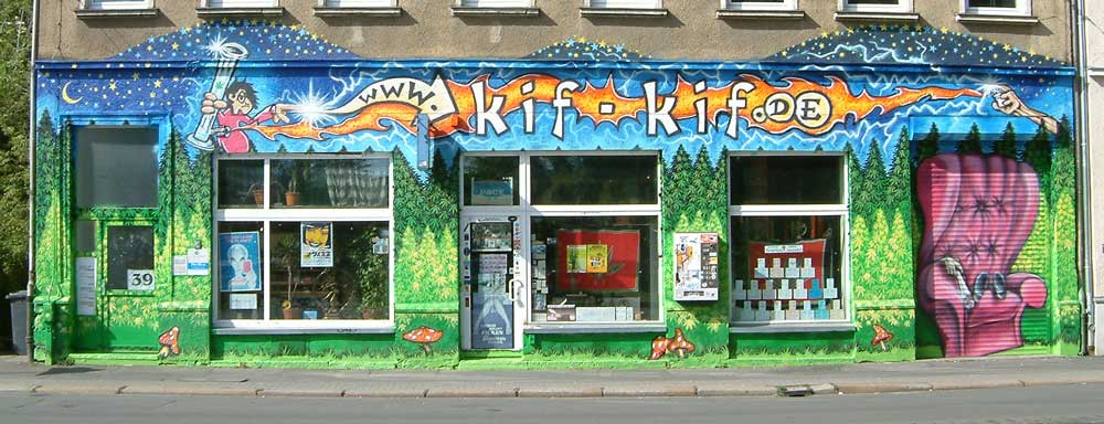 Kif-Kif Ladenfront in Leipzig mit Graffiti-Wandbild
